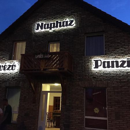 Napház Panzió Acomodação com café da manhã Tiszafüred Exterior foto