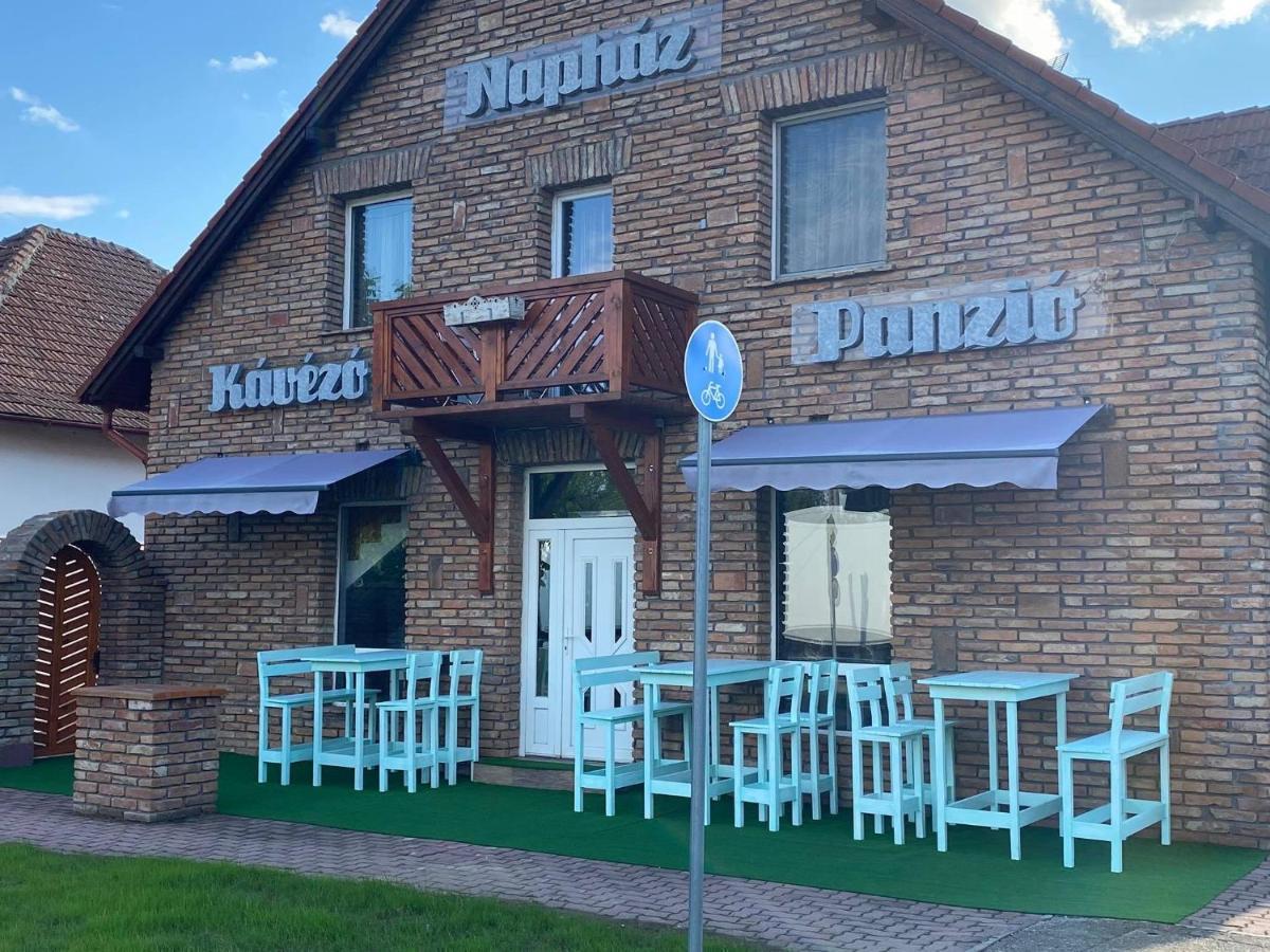 Napház Panzió Acomodação com café da manhã Tiszafüred Exterior foto